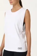 Musculosa blanca de algodón con corte holgado y sisas amplias.