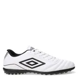 Championes de fútbol Umbro modelo Classico III TF, color negro con detalles en blanco. Diseñados para superficies sintéticas, cuentan con suela de goma con tapones pequeños para mayor tracción y estabilidad.