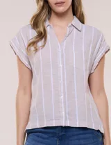 Camisa de lino de estructura recta, color beige con rayas verticales blancas. Cuenta con cuello solapa, escote en V abierto, abotonadura frontal, bolsillo plaqué en el pecho, mangas cortas de hombro caído y ruedo recto.