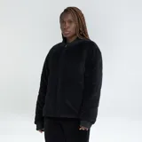 Campera bomber negra de terciopelo con cierre frontal y puños y cuello acanalados.