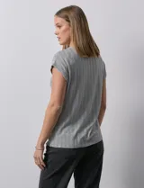 Remera estampada de Rio & Rian con escote en V y mangas cortas.