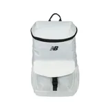 Mochila New Balance unisex de color blanco con logo negro, cierre superior con cordón y tapa con hebilla, bolsillo frontal con tapa y bolsillos laterales de malla.