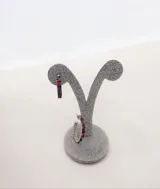 Aros tipo argolla de tamaño mediano, con superficie decorada con strass de diversos colores.