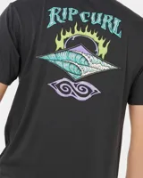 Remera Rip Curl de manga corta y color negro lavado, con gran estampado gráfico en la espalda que incluye la inscripción "Rip Curl" y un diseño de olas con detalles en verde, celeste y violeta.