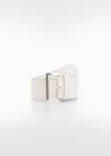 Cinturón ancho de cuero vacuno en color beige, con hebilla metálica rectangular plateada y pasador a juego.