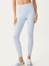 Calza deportiva de tiro alto con diseño acanalado, confeccionada en tejido sin costuras que se ajusta al cuerpo.