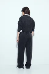 Pantalón de jogging verde con efecto lavado, corte recto y cintura elástica.