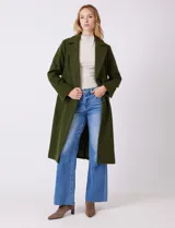 Tapado largo de lana Michael Kors, de corte recto y silueta estructurada. Presenta cuello con solapas amplias, cierre frontal con botones y bolsillos laterales con tapa. Incluye forro interno a tono.