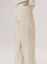 Pantalon de corte ancho y tiro alto, confeccionado en una mezcla de fibras naturales. Presenta un diseño de pierna recta y holgada, con bolsillos traseros aplicados y costuras reforzadas a lo largo de la pierna.