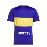 Camiseta de fútbol Adidas del Club Atlético Boca Juniors, modelo titular 2024/2025. Presenta el diseño clásico en color azul con la franja horizontal amarilla en el pecho, cuello en V y las tres tiras características de la marca en los hombros. Incluye el logo de Adidas y el escudo del club bordados, junto con el sponsor oficial estampado en el frente.
