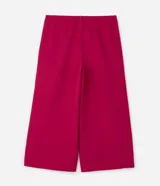 Pantalón de sastrería modelo pantalona, color fucsia, con corte amplio y recto. Presenta cintura con botón, elástico en la parte trasera para mayor ajuste y bolsillos laterales tipo cuchillo.