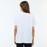 Camiseta básica blanca de manga corta y cuello redondo, con diseño holgado ideal para lactancia y maternidad.
