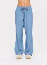 Pantalón de pierna ancha celeste con cintura elástica y cordón ajustable.