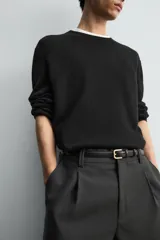 Jersey de punto regular fit, confeccionado en una mezcla de lana y algodón. Presenta cuello redondo, manga larga y terminaciones en rib.