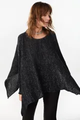 Poncho oversize de tejido de punto con hilos de lurex, color negro, con escote redondo y aberturas laterales en las mangas.