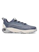 Championes de entrenamiento Under Armour Project Rock 8, color azul con detalles en beige y gris. Presentan una parte superior de malla técnica con detalles de gamuza, amortiguación reactiva UA HOVR y tecnología UA TriBase para mayor estabilidad y contacto con el suelo.