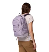 Mochila Columbia Buxton 26L en color lila, con dos compartimentos principales con cierre, un bolsillo frontal con cierre y solapa, y dos bolsillos laterales para botellas. Incluye funda para portátil de hasta 15 pulgadas y bolsillo con forro polar para gafas de sol.