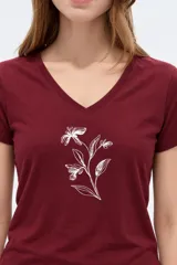 Remera de algodón manga corta, color negro, con cuello en V y estampa frontal en tono plateado con diseño floral y la inscripción 'Bouquet Study No.4'.