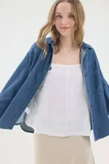 Camisa de jean de fit amplio, con cortes en canesú de inspiración western y bolsillo delantero.
