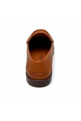 Mocasín de símil cuero negro con silueta clásica, costuras marcadas y tira sobre el empeine.