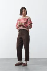 Pantalón de tiro alto con silueta barrel, de calce relajado con volumen en las piernas y ajuste hacia el ruedo. Confeccionado en tejido de algodón con elastano.