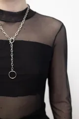 Body negro de microtul elastizado, con cuello alto, mangas largas y espalda descubierta. Incluye pieza de lycra en la zona del busto.