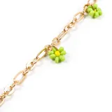 Pulsera dorada con eslabones tipo clip y dijes de flores verdes con centro amarillo, hechas con cuentas.
