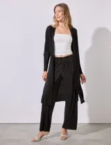 Conjunto de cardigan largo y pantalón palazzo plisado color celeste.