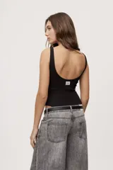Body blanco de algodón y elastano con textura acanalada, escote redondo amplio y breteles anchos, de calce ajustado al cuerpo.