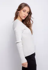 Cárdigan color beige de tejido de punto acanalado, corte ajustado, cuello redondo y manga larga.