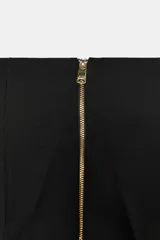 Shorts de tiro alto color marrón oscuro, con pinzas en el delantero y espalda, y cierre con cremallera metálica a contraste en la espalda.