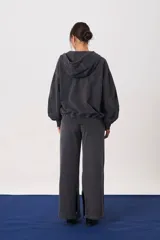 Pantalón de jogging de corte recto y holgado, confeccionado en tejido de punto con efecto lavado. Cuenta con cintura elástica y bolsillos laterales.