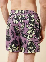 Short de baño celeste con estampado de flores y texto en negro.