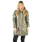 Campera impermeable de corte regular, color verde oliva con acabado brillante. Cuenta con capucha fija, cierre frontal completo y bolsillos laterales abiertos. El interior está forrado en piel sintética para mayor abrigo.