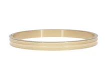Pulsera rígida dorada de acero inoxidable con tres líneas horizontales en relieve.