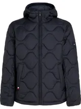 Campera acolchada azul marino de nailon con aislamiento térmico, repelente al agua, capucha fija con cordón ajustable, cierre de cremallera, dos bolsillos diagonales en la cintura y parche con el logo de Tommy Hilfiger en la manga.