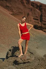 Falda corta de tejido de punto calado, color rojo, con cintura elástica y diseño ajustado.