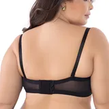 Soutien color arena de microfibra, con aros para mayor sujeción y copas enteras. Posee breteles desmontables, permitiendo su uso como strapless.