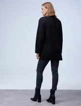 Blazer beige de algodón soft, marca Dictionary. Tiene cuello solapa, abertura central y bolsillos delanteros.