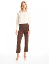 Pantalón cigarette de tiro alto color marrón, confeccionado en tejido elastizado. Presenta un diseño de pretina ancha y plana sin cierres, con costuras verticales pronunciadas a lo largo de cada pierna y corte recto al tobillo.