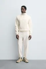 Sudadera roja de corte regular, con cuello alto y cierre frontal de cremallera. Manga larga y terminaciones en rib.