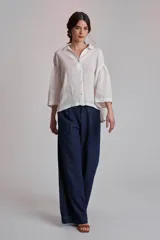 Pantalón de jean azul oscuro, de corte ancho y tiro alto.