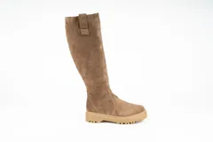 Bota alta de gamuza color arena, con caña alta y suela track.