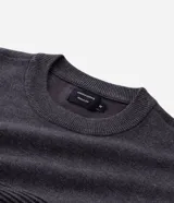 Suéter de punto para hombre en color azul marino, con cuello redondo y textura acanalada en el pecho y las mangas. Diseñado por Marfinno.