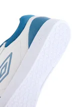 Championes Umbro modelo Max, color azul marino con suela blanca. Presentan detalles de costuras y el logo de Umbro grabado en el lateral.