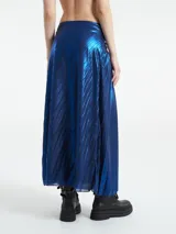 Falda larga plisada metalizada color gris oscuro, de corte evasé y cintura alta.