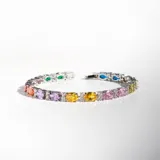 Pulsera plateada con cristales multicolores en forma ovalada.