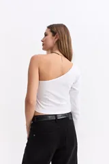 Remera de manga larga con diseño de un solo hombro, confeccionada en algodón con textura acanalada y ajuste al cuerpo.