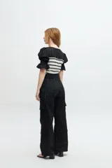 Blusa negra con mangas cortas fruncidas y escote redondo con detalles de lino broderie.