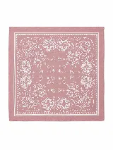 Pañuelo cuadrado de color rosado con diseño estampado estilo paisley en color blanco.